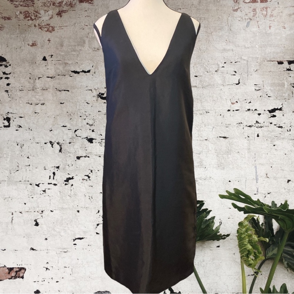 𝅺BLAQUE LABEL - black deep v sleeveless mini dress  with pockets. Size small